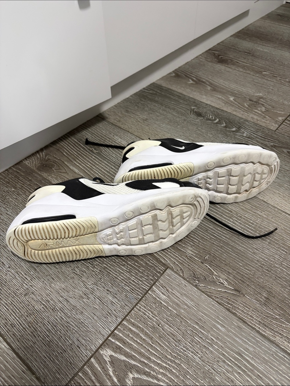 Air Max Nike White and Black Sneakers - Picture 4 of 4